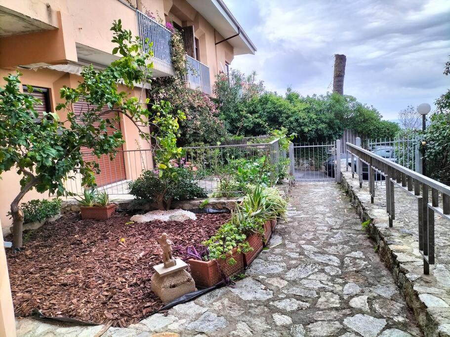 Casa Con Giardino: Varazze Luaran gambar